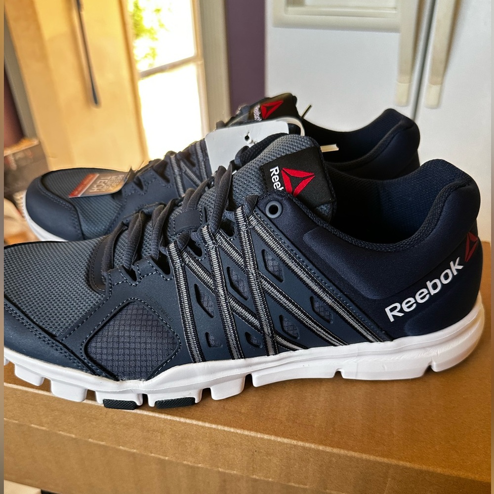 NIB men’s Reebok tennis shoes w/tags size 11